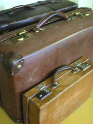 photo 3 old card suitcases 